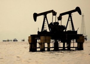 عقبگرد قیمت نفت با ضعیف شدن طوفان آمریکایی
