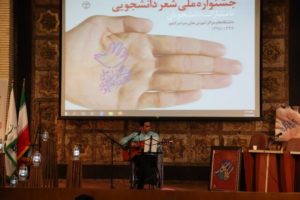 طنزپرداز روی خط قرمز مینشیند اما رنگی نمیشود