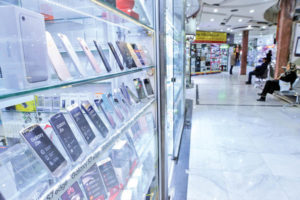 فراز و نشیب واردات موبایل
