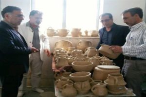 احیای هنر سفالگری بدون چرخ گرد توسط بانوی ۷۵ساله