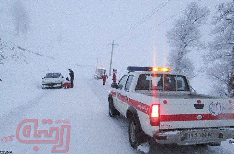 برف و کولاک در جاده‌های ۸ استان