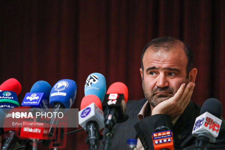 ژست خاص رئیس سازمان بورس در نشست خبری+عکس