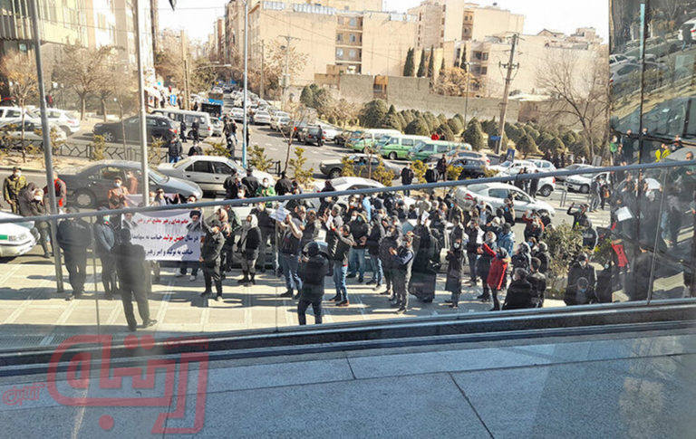 تجمع سهامداران معترض مقابل ساختمان سازمان بورس