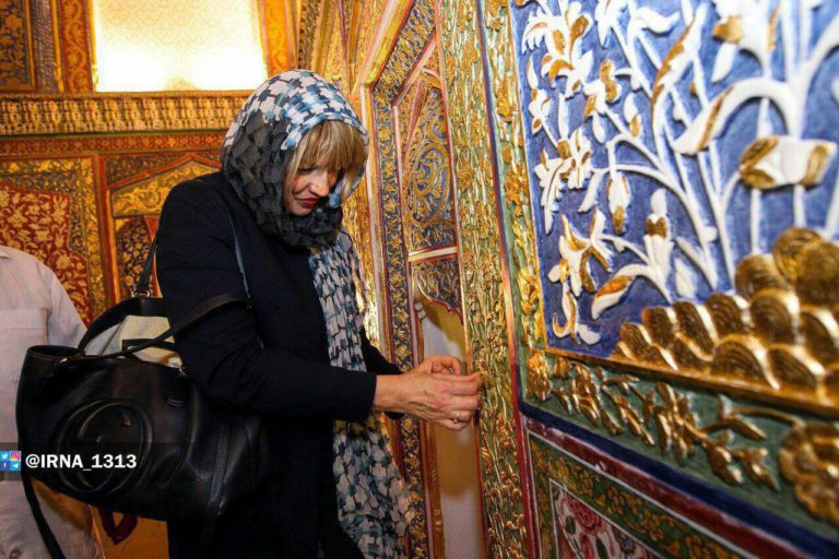«هلگا اشمید» در حال مرمت بخشی از آثار تاریخی